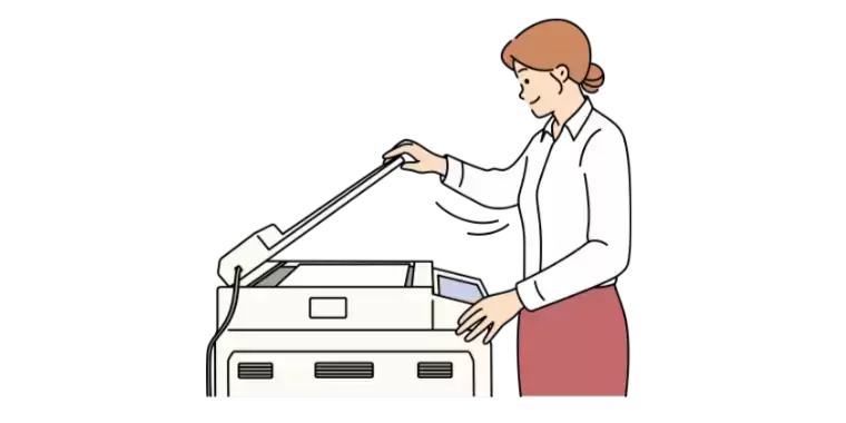 une personne qui numérise des document